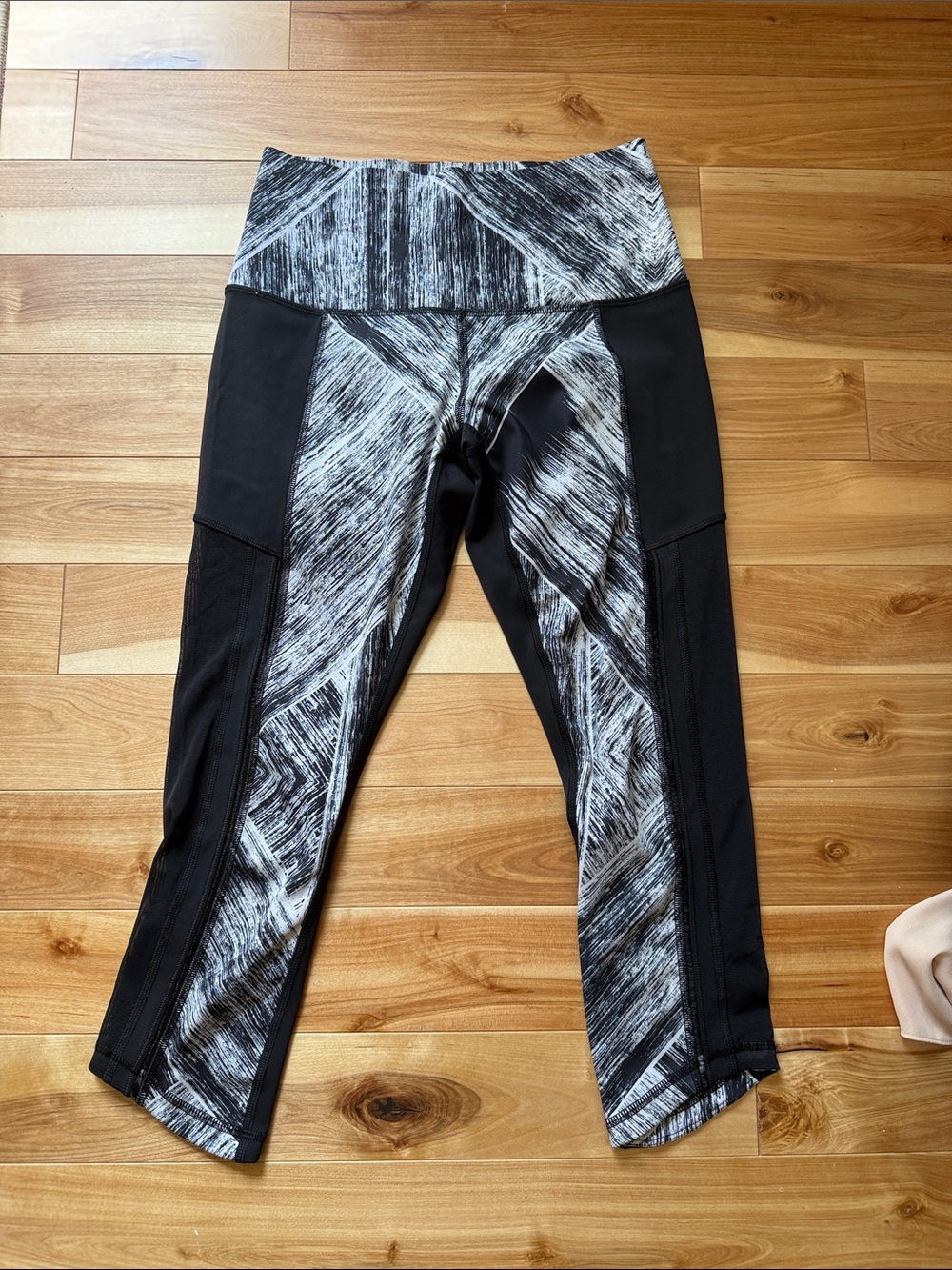Lululemon Black & Gray Marble Print Athletic Cropped Leggings